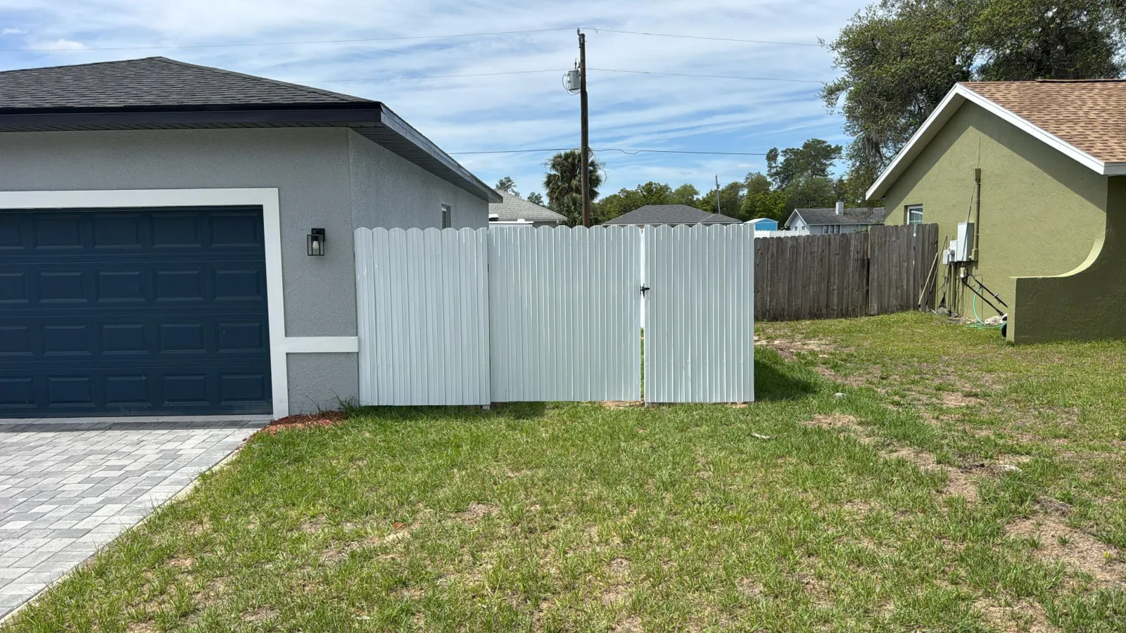 White Dura Fence along side of home in Marion Oaks FL