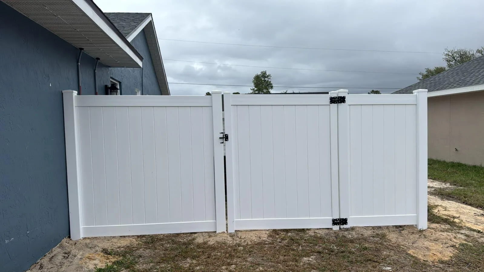 White vinyl privacy fence long run along backyard — Ocala FL